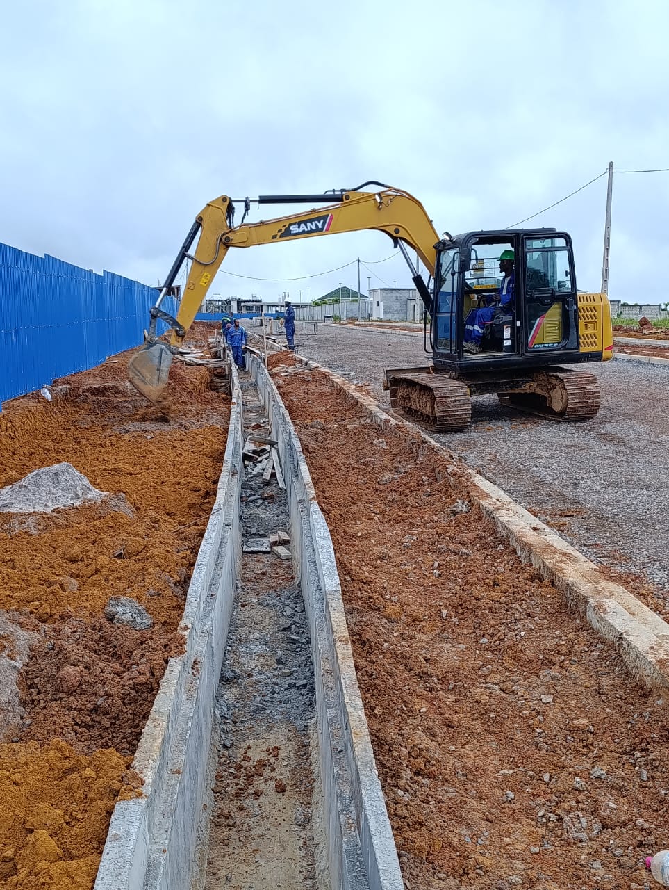 CONSTRUCCION DE UNA VIA DE ACCESO A LA RUTA G.R. OYEM (GABON)