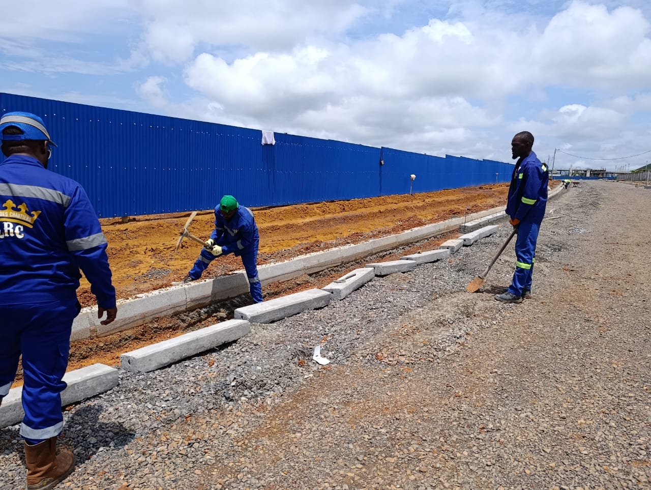 CONSTRUCCION DE UNA VIA DE ACCESO A LA RUTA G.R. OYEM (GABON)